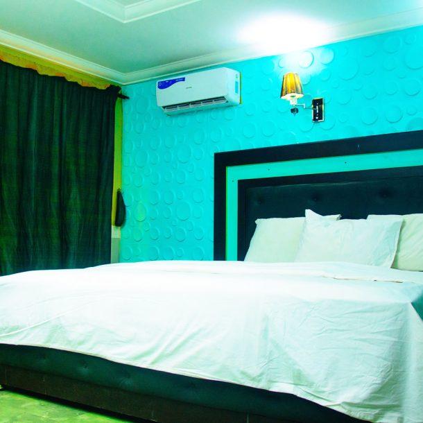 Brighton Hotel And Suites Adegbite Eksteriør billede